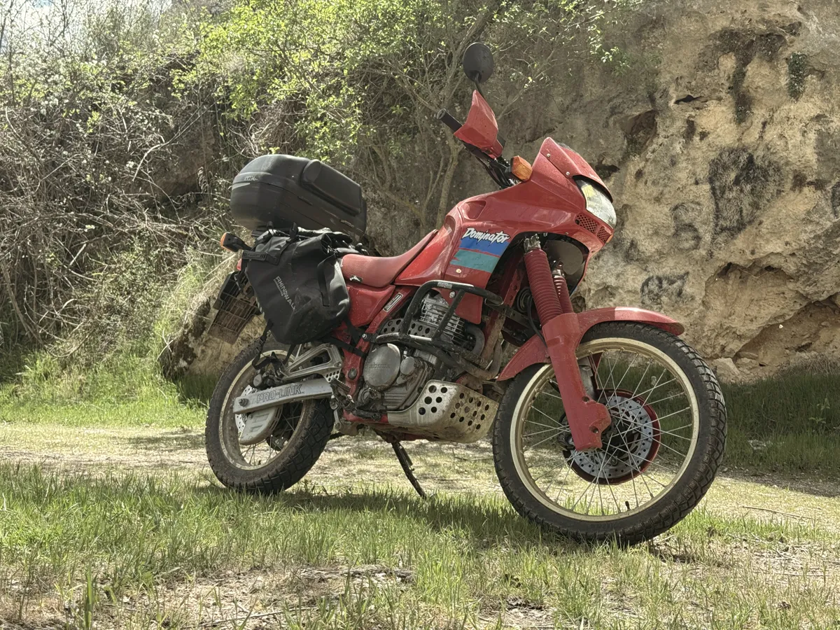 Honda Dominator cargada