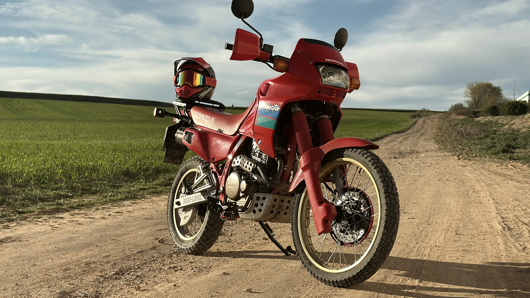 Honda Dominator NX650 en una pista de tierra