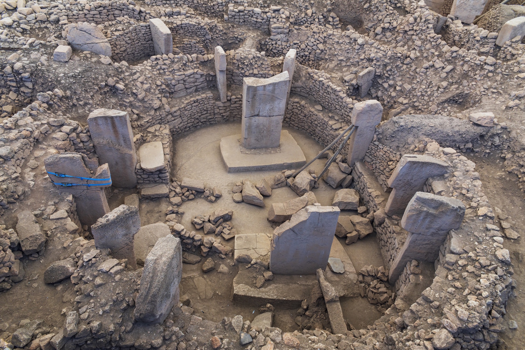 Vista cenital de un recinto circular con pilares en T en Göbekli Tepe