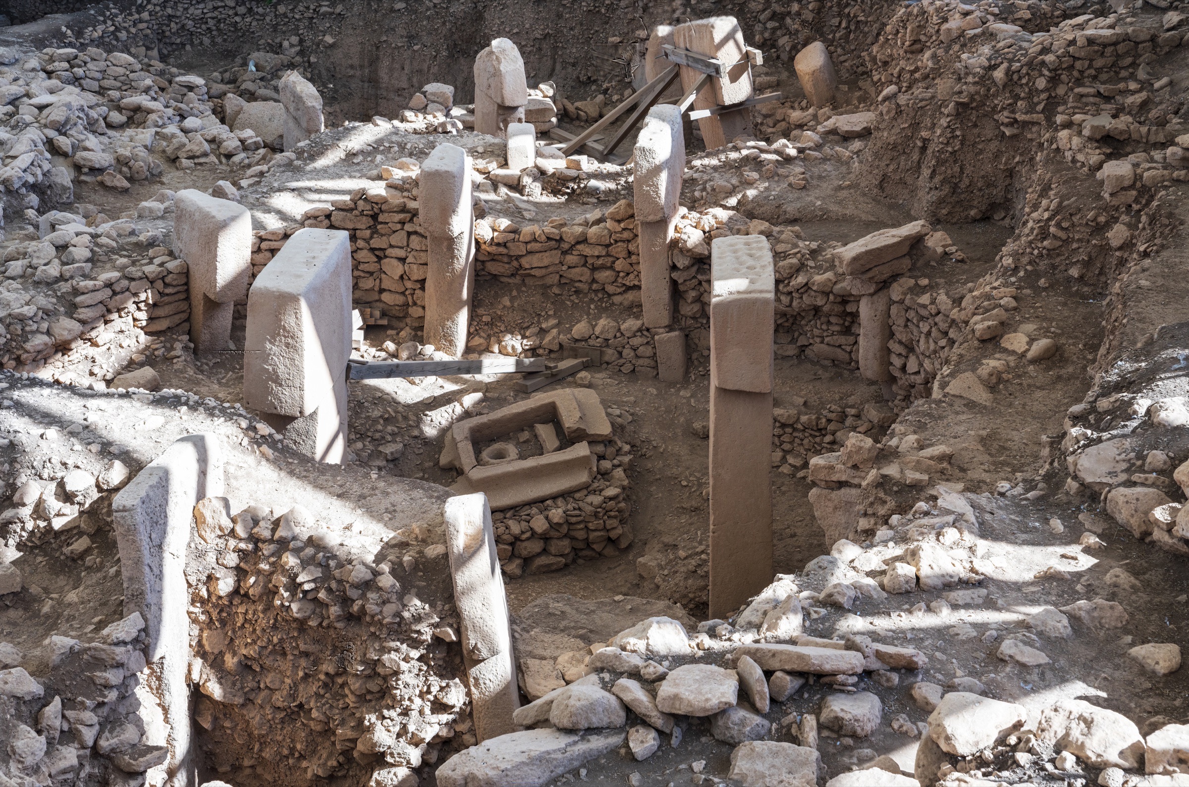 Recintos excavados y pilares en T de Göbekli Tepe
