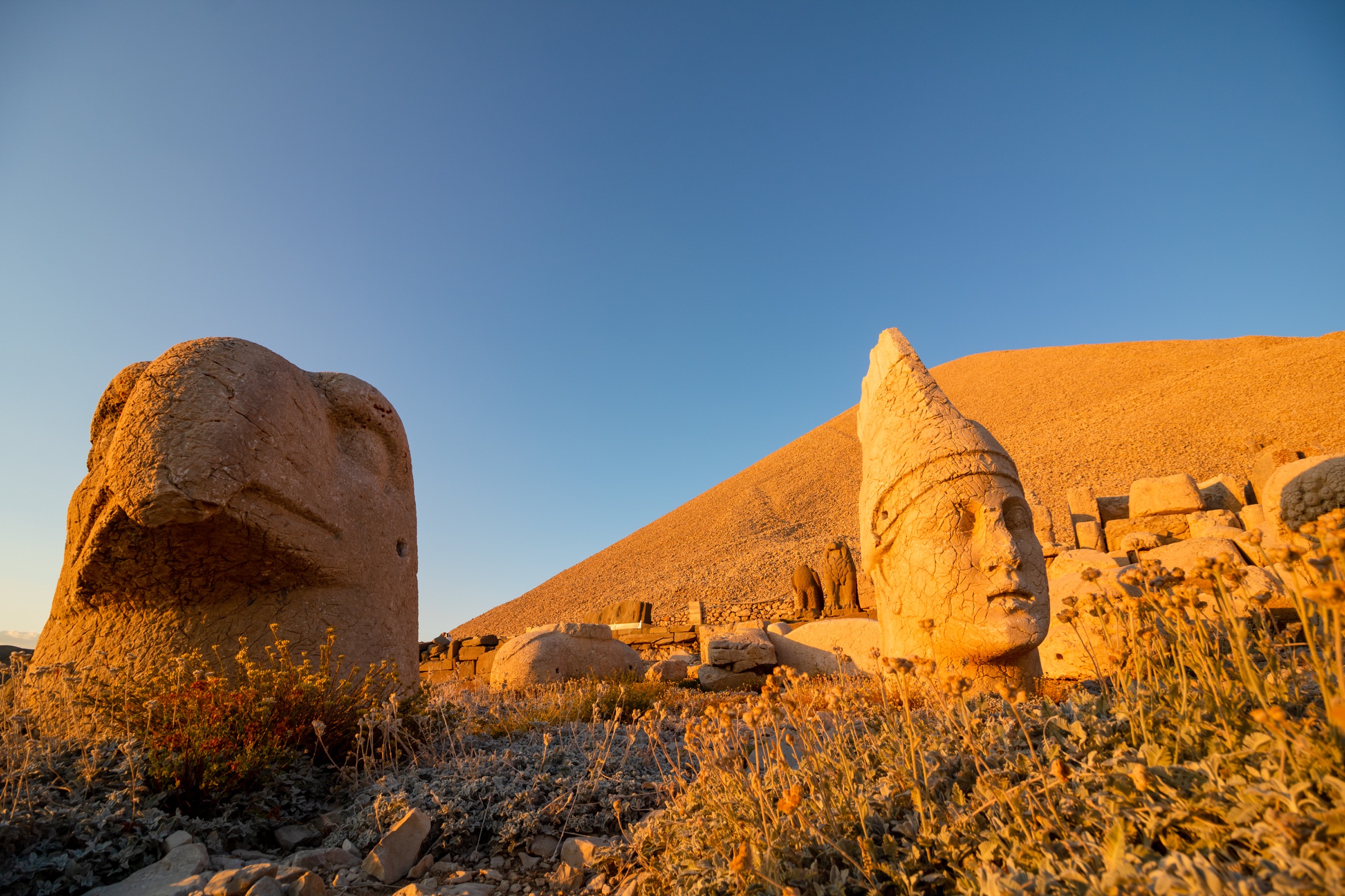 Cabezas colosales en el Monte Nemrut al atardecer