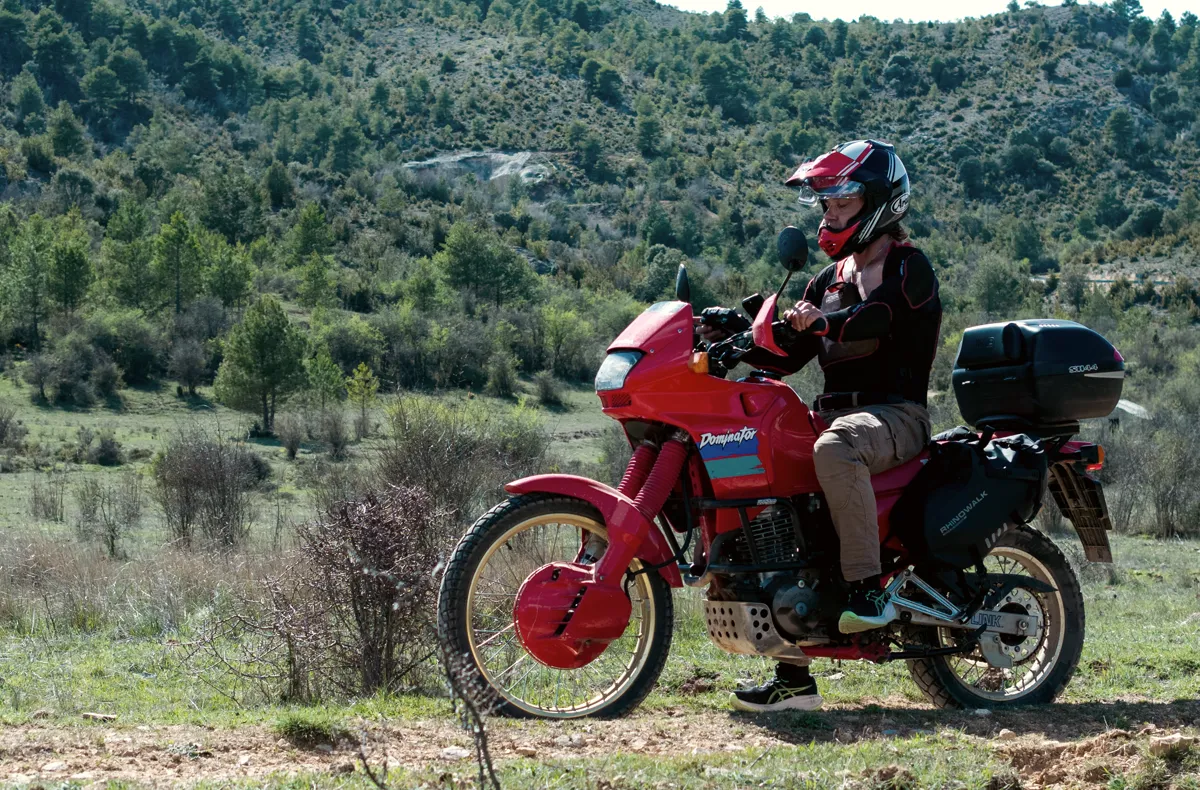 Motero en las colinas españolas
